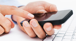 Pessoa usando smartphone